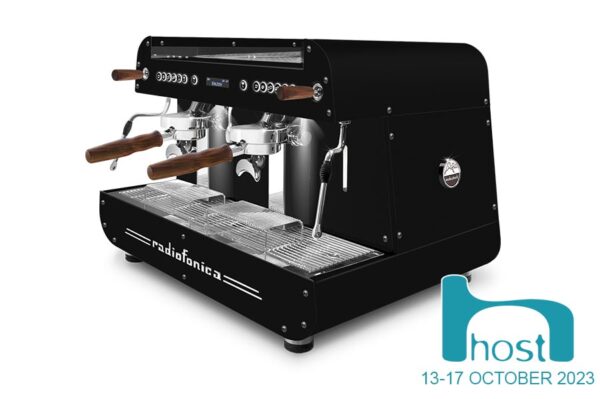 https://orchestrale.com/wp-content/uploads/2023/12/Radiofonica-display-3_4-2gr-automatic-Orchestrale-Coffee-Machines-E61-best-seller-600x399.jpg